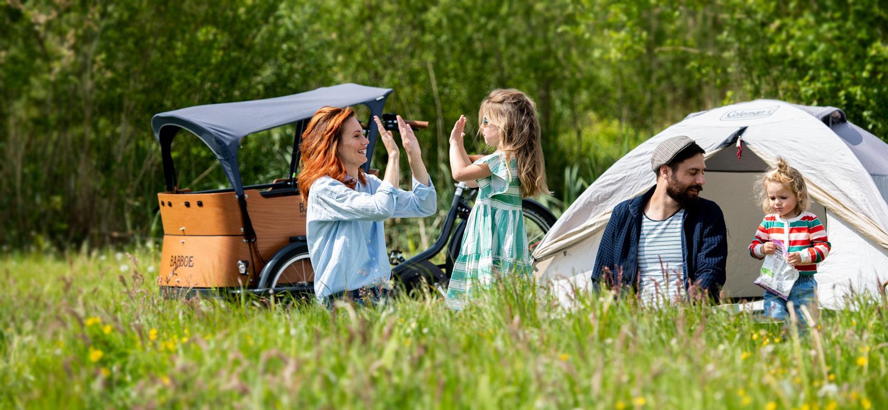 fietsen met kinderen in de zon